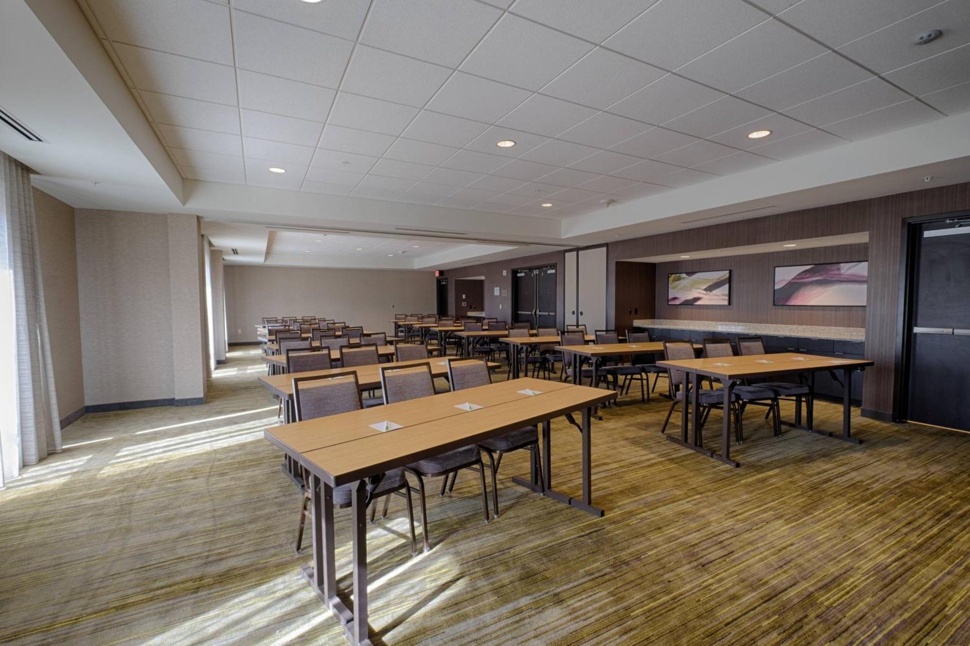 Courtyard By Marriott Albany Hotel 3*