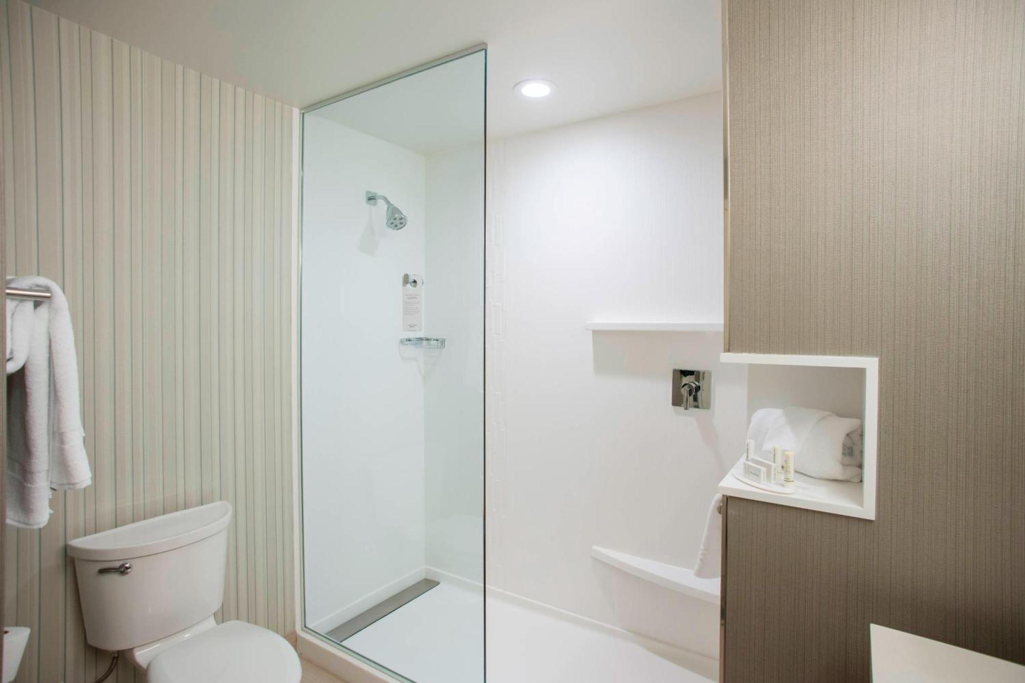 Courtyard By Marriott Albany Hotel