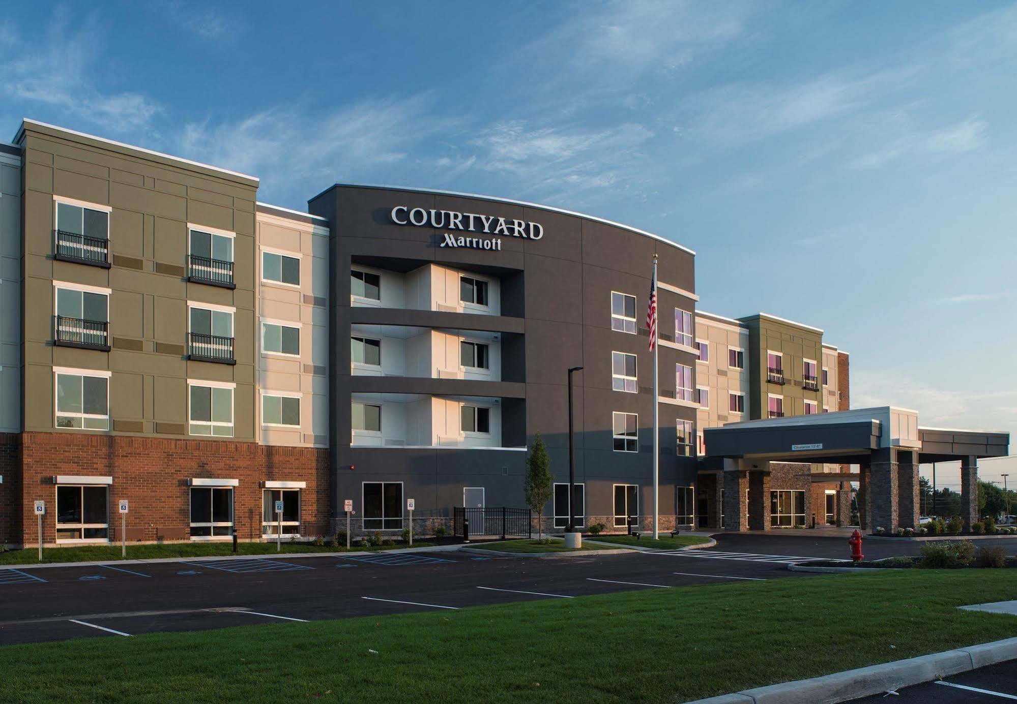Courtyard By Marriott Albany Hotel 3*